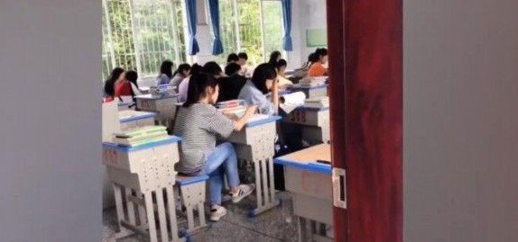 老师站楼道给学生讲课,学生们如何反映?