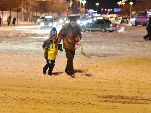 辽宁暴雪爸爸带儿子骑马去吃饭，暴雪天该带孩子出行吗？