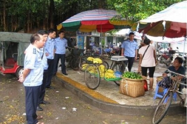 城管回应瓜农路边摔西瓜，对于回应到底他们谁的说法属实？