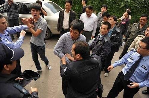 南通3名警务人员制止家暴时被打伤，涉案一家将需承担哪些法律责任？