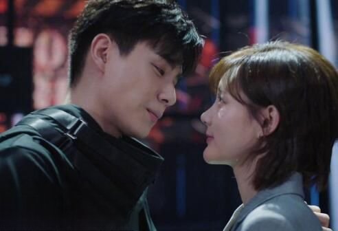 艾情和吴白差多少岁 我的时代你的时代女大三抱金砖