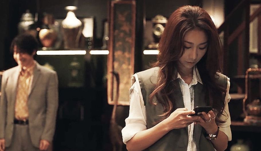 《扫黑风暴》这部热播剧中,徐英子咬桌角是什么意思?