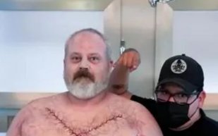 “死”了321次，美国42岁餐厅经理靠“装死”走红网络，到底是咋回事？