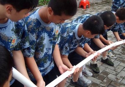 四川2小孩夏令营溜号被教官打伤，夏令营应该如何管教孩子？