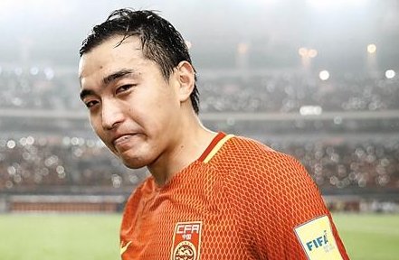 冯潇霆恼羞成怒批巩汉林球盲，人民网9字点评此事，这9个字是什么？