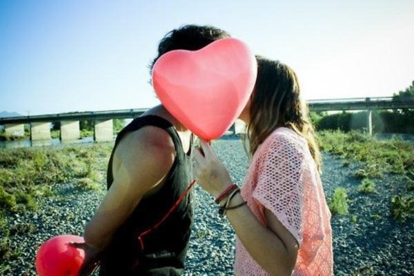 一个人爱你的是什么表现，什么是爱情？