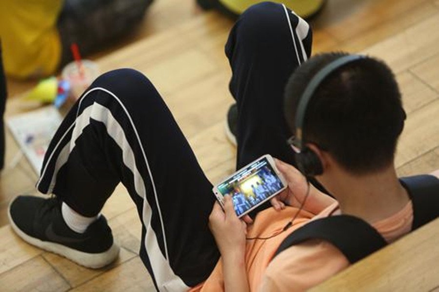 四川一女孩打游戏，3个月花了9万多元，父母该如何引导才不会起反作用？