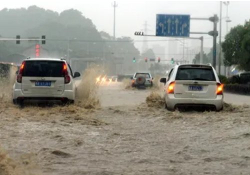 广东暴雨，夫妻连人带车被冲走，突发暴雨在行驶途中如何紧急避险？