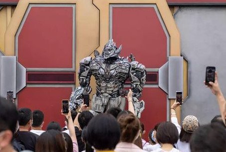 河南周口现“山寨版”威震天遭吐槽,与北京影城的威震天有何不同?