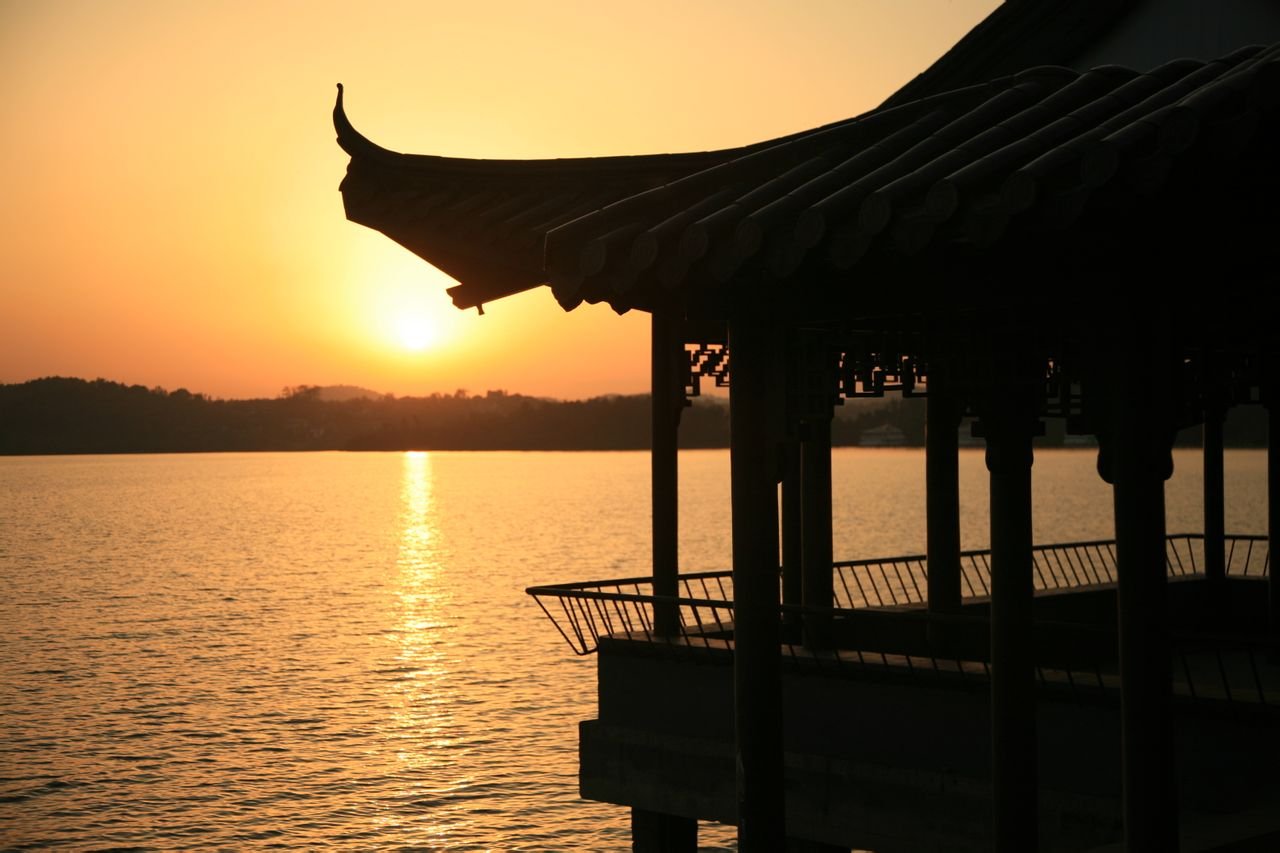 he who has a why to live for，can bear with almost any how是什么意思