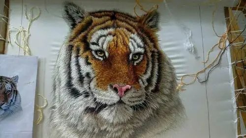 湘绣的双面全异绣采用什么针法,被外国友人称为