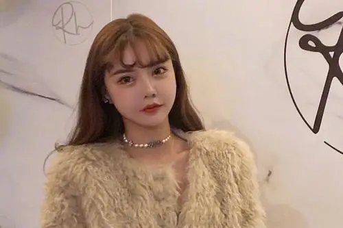 网红韩安冉直播“打气球”，你怎么看待她的行为？