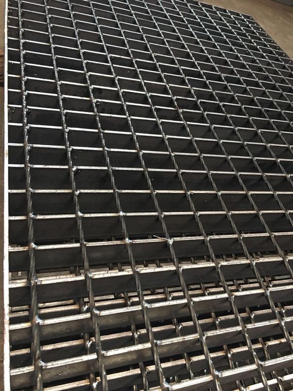 镀锌钢格板和镀锌格栅板的区别