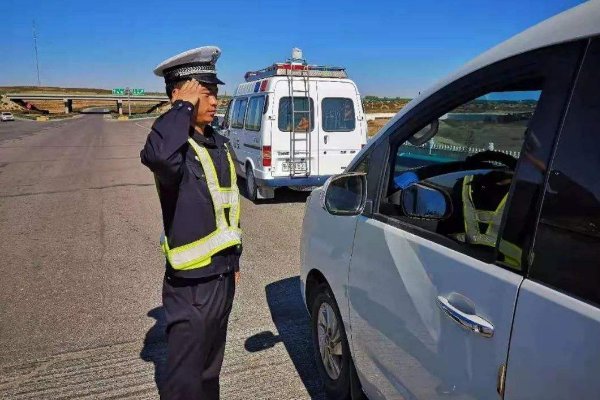 不要命式吃火锅！贵州男子和女友高速路上违停吃火锅，什么情况？