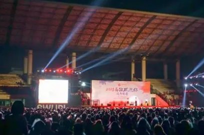 湖北一大学迎新晚会电子屏倒塌压倒2名学生，校方是如何处理此事的？