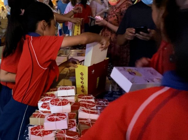 浙江小学生自制月饼售卖筹款助学，你如何看待他们的举动？