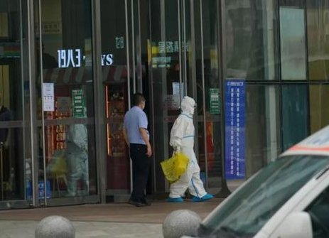 无锡1密接人员擅自离开房间被刑拘，其行为可能会酿成什么后果？