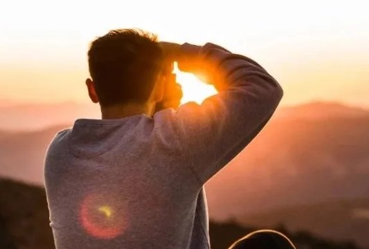 50岁被裁的女空乘在空窗期自学获offer！她的经历给予我们哪些启示？