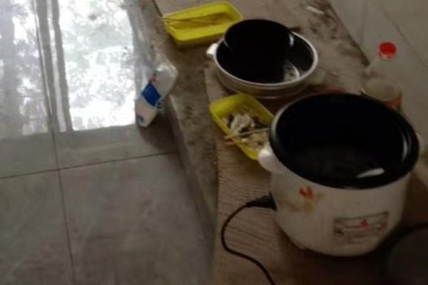 工人滞留上海毛坯房，夫妻俩1根萝卜吃2顿，被滞留的外来打工者有多少？