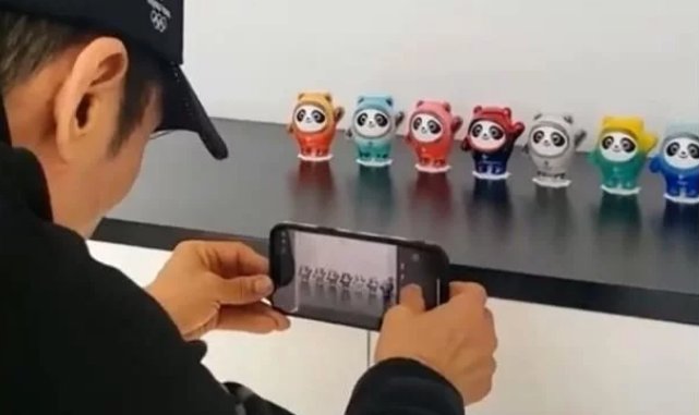张艺谋立下大功，拿到唯一的一套冰墩墩盲盒，你还见过他哪些可爱的一面？