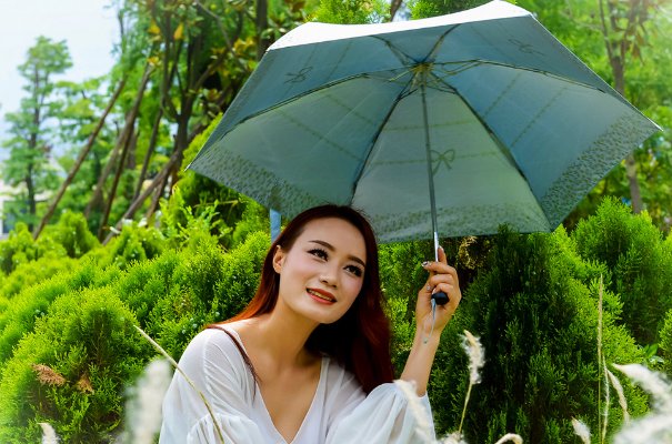描写女子撑伞的优美句子