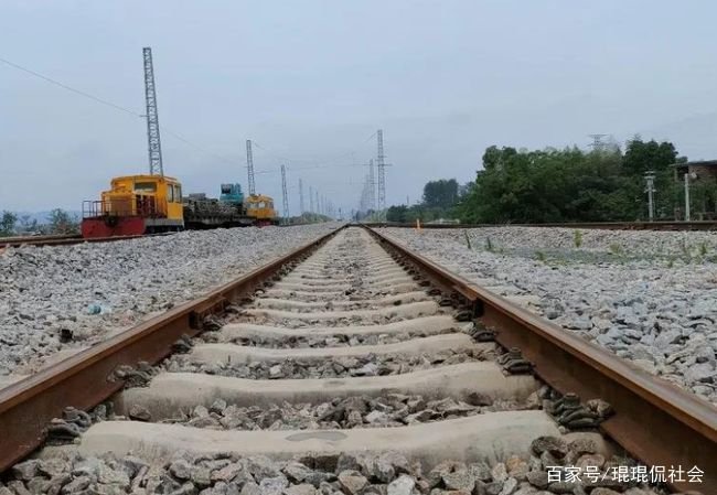 兰新铁路发生列车撞人事故，导致9名施工人员死亡，谁来为他们的死负责？