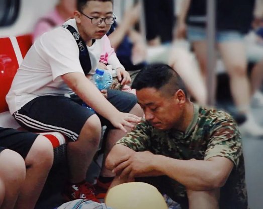 农民工怕弄脏座位坐地上车长一把扶起，对此你怎么看？