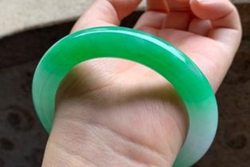 网购首饰遇假货主播称假一赔命，假货背后的真相为何实在让人惊愕？