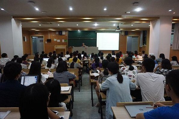 女生上课脱鞋是一种什么体验？