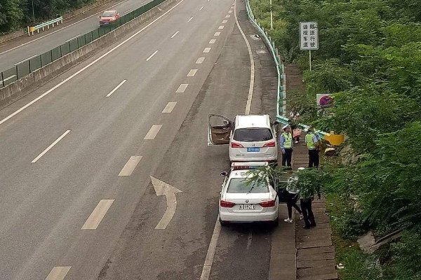 不要命式吃火锅！贵州男子和女友高速路上违停吃火锅，什么情况？