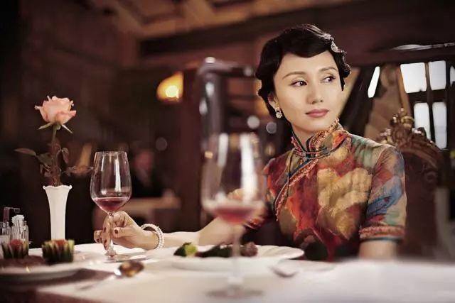 42岁的袁泉依旧美丽，她是如何用一个回眸定住戏的呢？