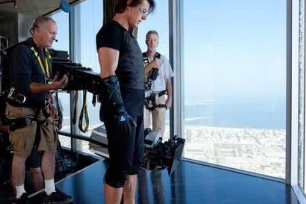 《碟中谍4》汤姆克鲁斯是如何爬迪拜塔的？有何保护措施？