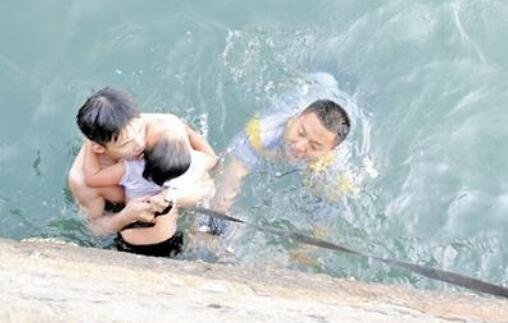 浙江温州母子被卷入海中，两男子挺身救人，你如何评价这两位男子的行为？