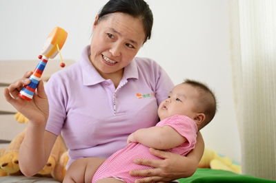 重庆一保姆大力拍打婴儿，警方介入！事件背后暴露出了该行业的哪些乱象？