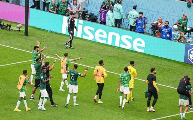 爆冷击败阿根廷后，沙特举国狂欢，赢球后的沙特球迷有多疯狂？