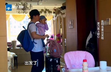 最新一期爸爸回来了里面 吴尊带neinei去见侯佩岑时候用来装neinei东西的那个粉色大包包是