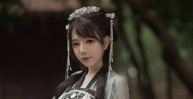 抖音上的果然学长和草莓果冻的关系?