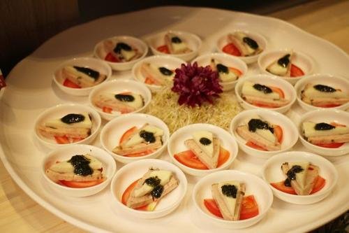 长春一餐馆被举报给顾客吃剩菜,饭店这么做合适吗?
