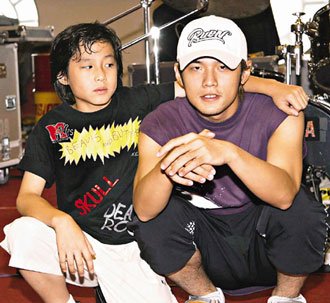 麻吉弟弟（周立铭）是不是唱电动王，布拉格广场的那个？