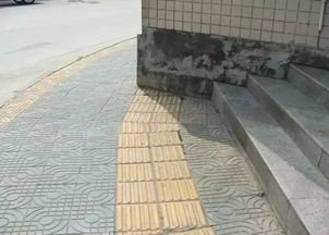 盲人走300米盲道遇30多处障碍，盲道存在的意义还有吗？