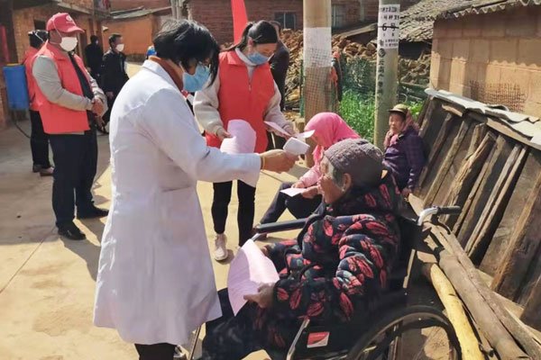 合肥7旬确诊大爷每天骑车送老伴上下班，是什么让大爷如此坚持？