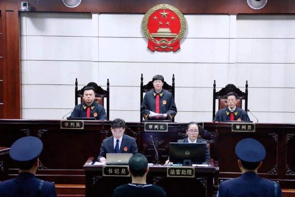 郑州的一位男子碾死躺地老太被判过失致人死亡，当事人接受这个判决吗？