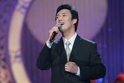 人世间留下最美的都是一种难忘，小哥费玉清便是这样，唱歌时为何总爱仰视？