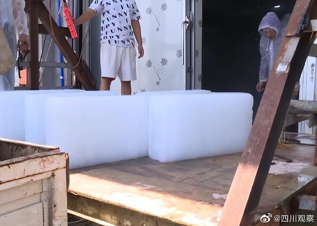 四川一小伙卖冰块日入过万，冰块为何成为了“畅销品”？