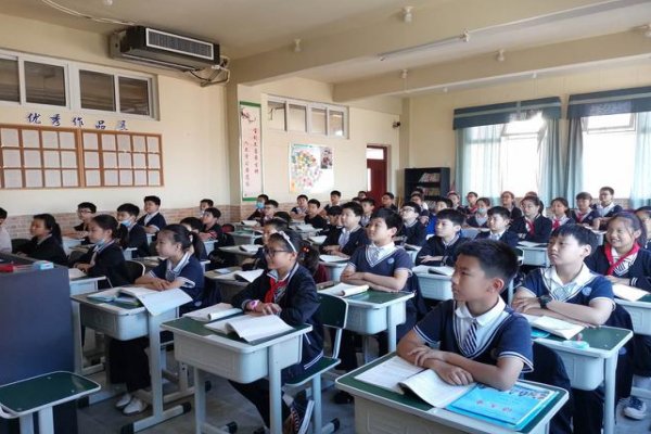 完全四边形的密克尔点