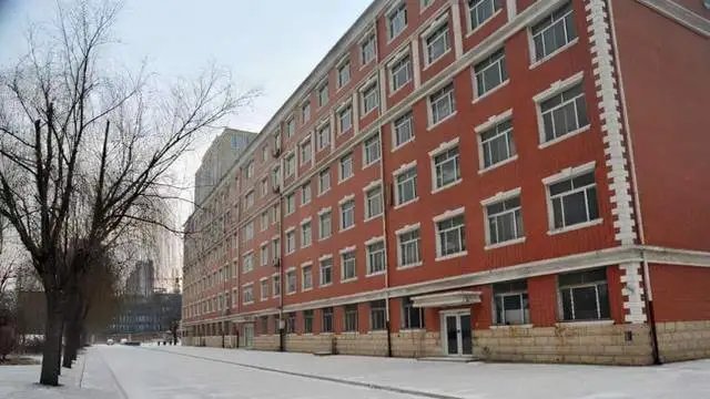 河北外国语学院通报“学生坐窗台大喊”，这名学生是否存在精神疾病？