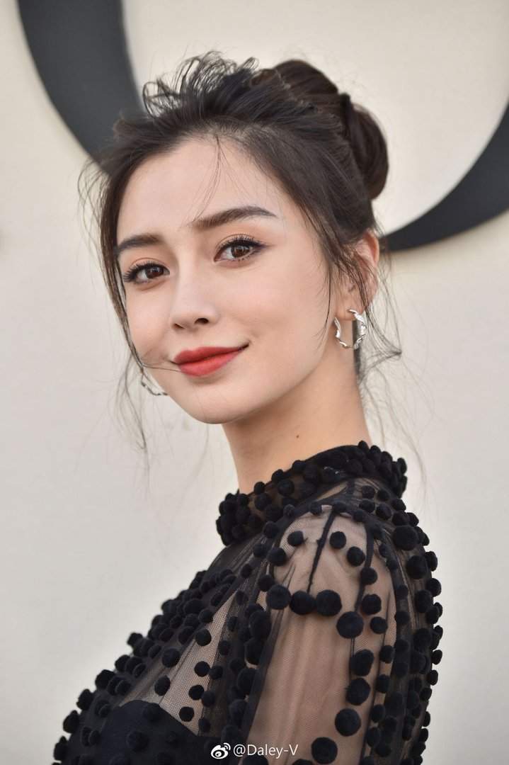 看到baby的坐姿后，心疼晓明哥3秒，为啥女星都不愿意穿旗袍上节目呢？