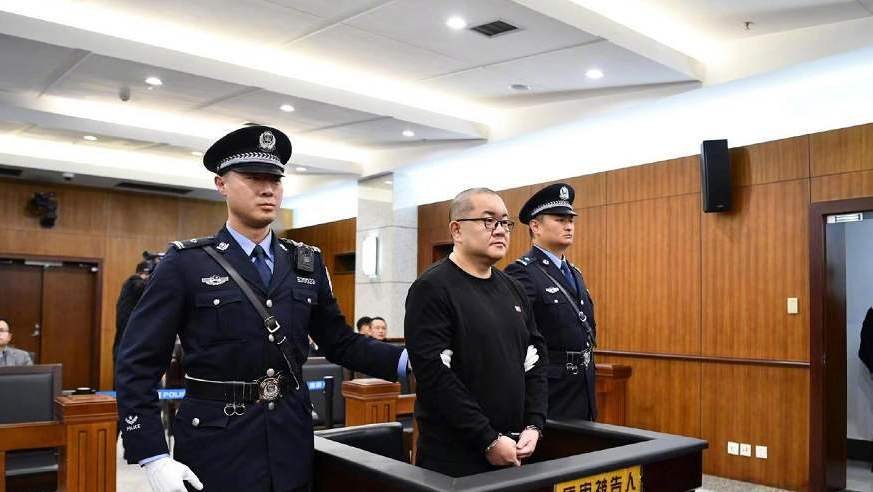 《扫黑风暴》这部热播剧中,徐英子咬桌角是什么意思?