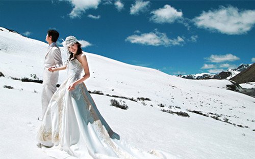 要是新人在冬季拍婚纱照，婚纱里面下身该穿什么？