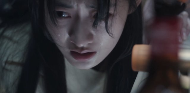 《扫黑风暴》这部热播剧中,徐英子咬桌角是什么意思?